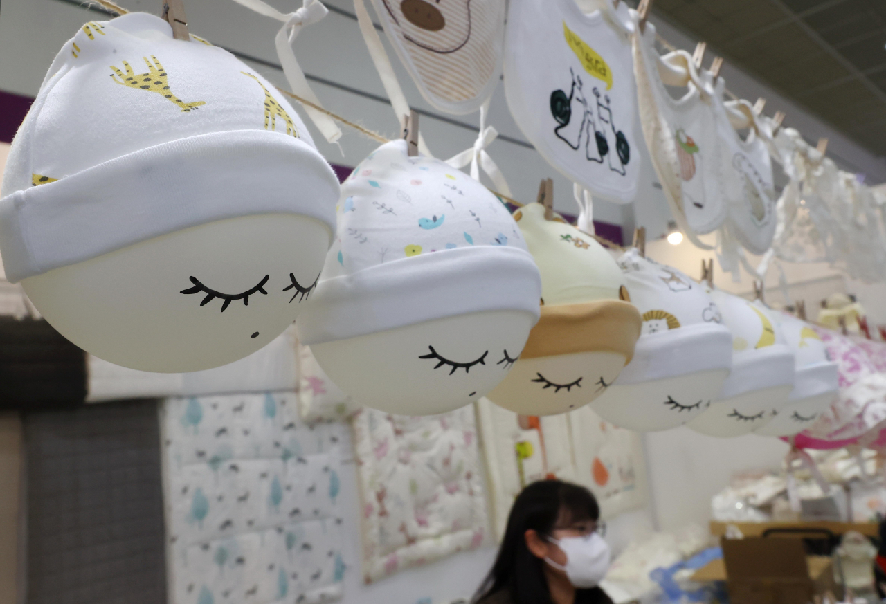 3일 서울 강남구 코엑스에서 열린 '2022 베페 베이비페어' 한 부스에서 아기용 모자를 전시하고 있다. [연합]