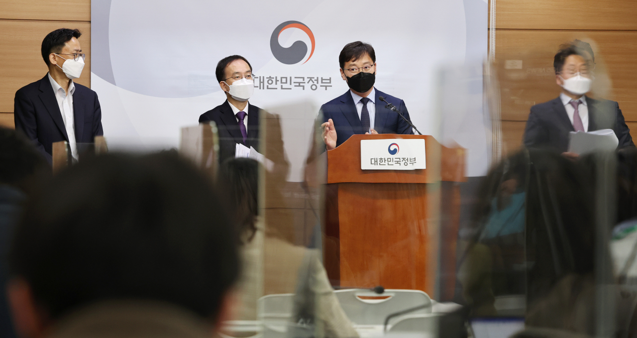 신중범 기획재정부 재산소비세정책관이 23일 오전 세종시 정부세종청사에서 '22년 공동주택 공시가격(안) 열람 및 부담 완화방안'과 관련한 관계부처 합동브리핑을 마친 뒤 취재진의 질문에 답변하고 있다. 왼쪽부터 최종균 보건복지부 건강보험정책국장, 김수상 국토교통부 주택토지실장, 신중범 기획재정부 재산소비세정책관, 이우종 행정안전부 지방세정책관. [연합]