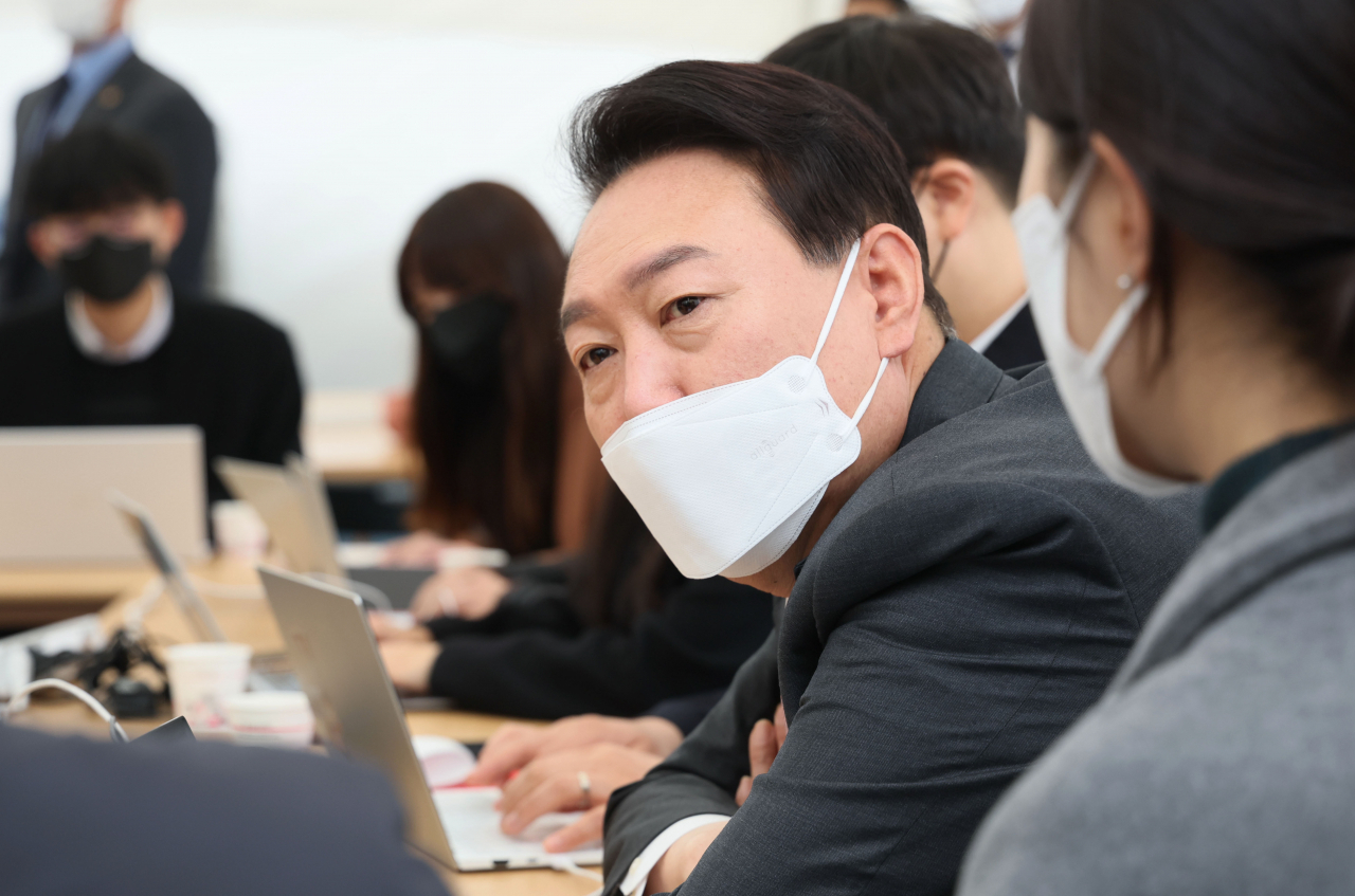 윤석열 대통령 당선인이 23일 오전 서울 종로구 통의동 집무실 앞에 설치된 프레스다방을 찾아 취재진과 즉석 차담회를 하고 있다. [연합]