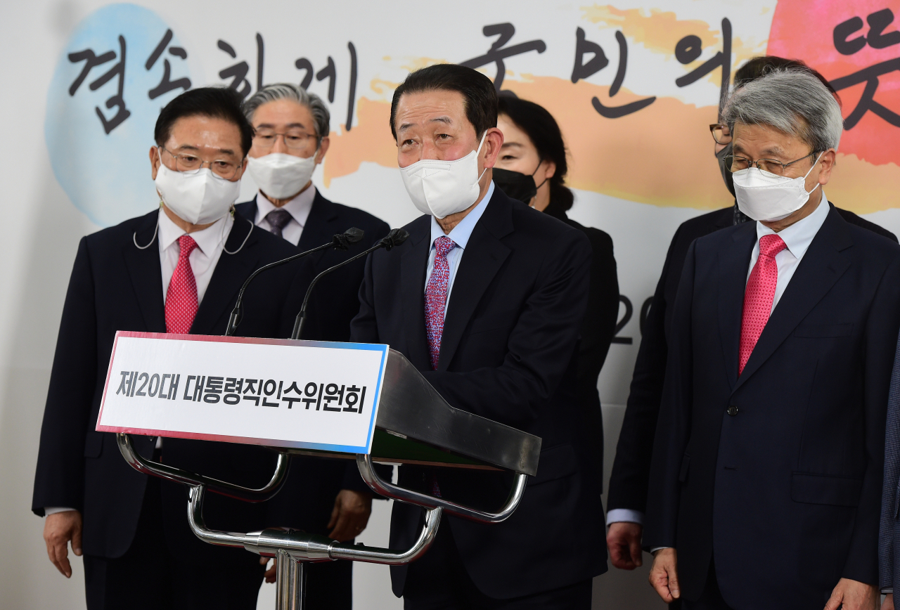 박주선 대통령취임식준비위원회 위원장이 23일 서울 종로구 삼청동 한국금융연수원 별관에 마련된 대통령직인수위원회 브리핑실에서 위원회 인선과 업무추진 현황에 대한 기자회견을 하고 있다. [연합]