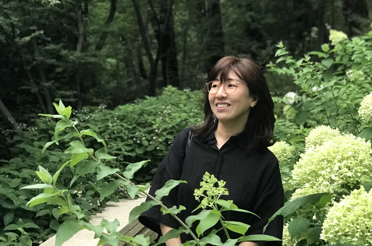 그림책 '여름이 온다'의 이수지(48) 작가가 '아동문학계 노벨상'이라 불리는 한스 크리스티안 안데르센상을 수상했다. 한국 작가가 안데르센상을 받은 것은 처음이다. [연합]