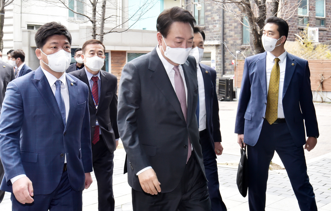 인수위가 정부 부처별 업무보고를 청취하고 있는 가운데 국방부와 방위사업청 업무보고에서는 한국형 3축 체계 복원이 주요 의제로 다뤄졌다. 윤석열 대통령 당선인이 23일 오전 서울 종로구 통의동 집무실로 출근하고 있다. [헤럴드경제=이상섭 기자]