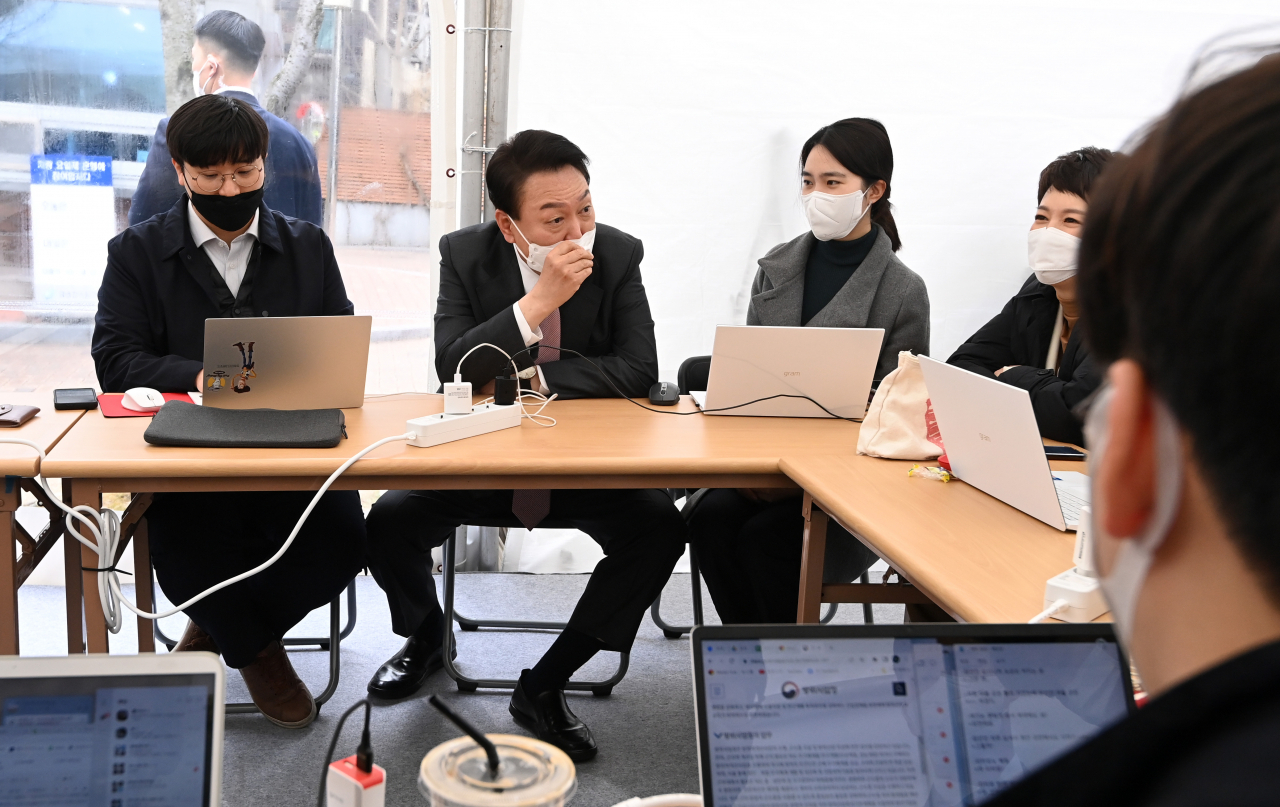 윤석열 대통령 당선인이 23일 오전 서울 종로구 통의동 인수위원회 사무실 앞에 설치된 프레스다방을 찾아 취재진과 대화하고 있다. [연합]