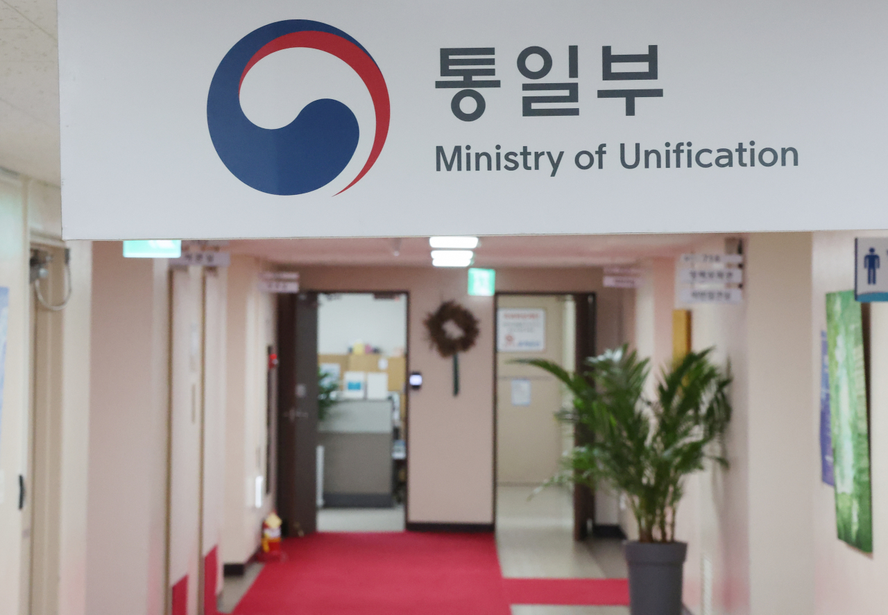 대통령직인수위원회가 23일 새 정부에서 통일부 폐지는 없을 것이라고 밝혔다. 이날 오후 정부서울청사 통일부 복도에는 오가는 직원이 보이지 않고 있다. [연합]