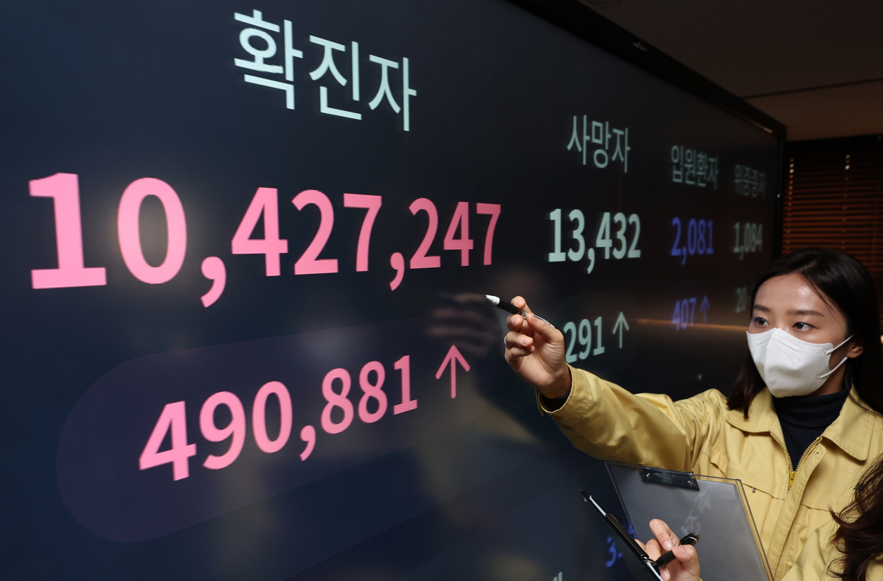 국내 코로나19 누적 확진자가 1000만명을 넘어선 가운데 23일 오전 서울 송파구청에서 누적 확진자 수가 모니터에 표시되고 있다. [연합]