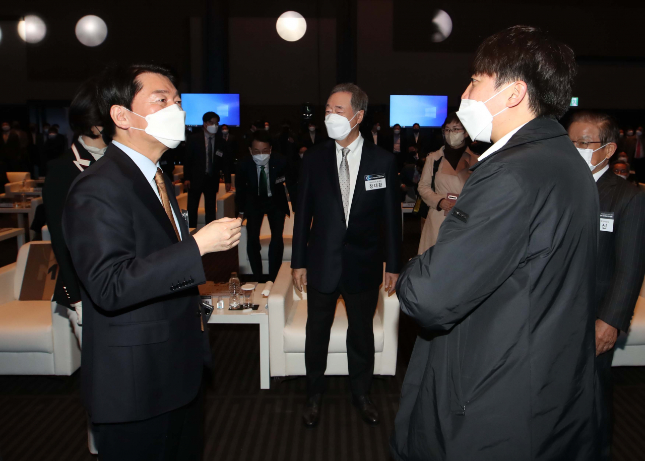 안철수 인수위원장과 국민의힘 이준석 대표가 23일 서울 중구 신라호텔에서 열린 매일경제신문사·MBN 주최 비전코리아 제31차 국민보고대회에서 인사를 나누고 있다. [연합]