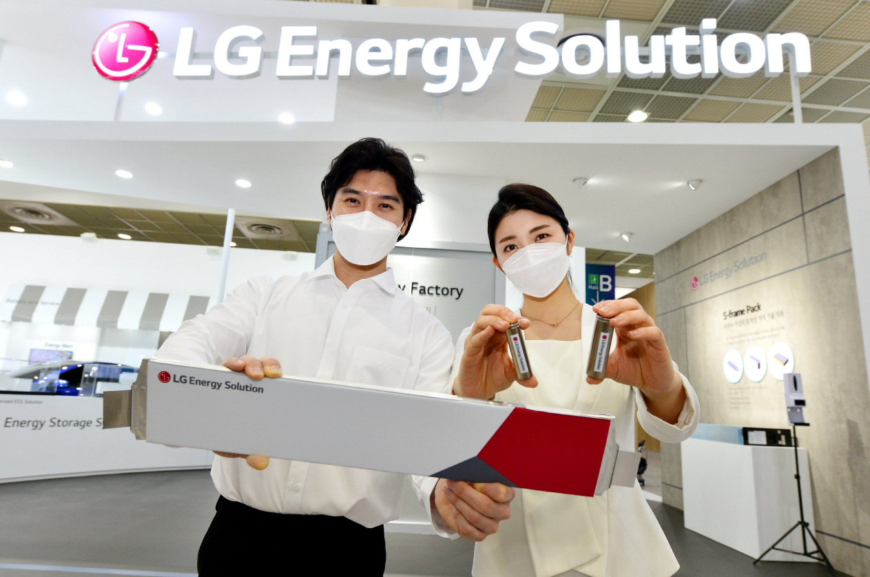 지난 17일 서울 코엑스에서 열린 ‘인터배터리 2022’에서 LG에너지솔루션 직원들이 자사 배터리를 소개하고 있다. [LG에너지솔루션 제공]