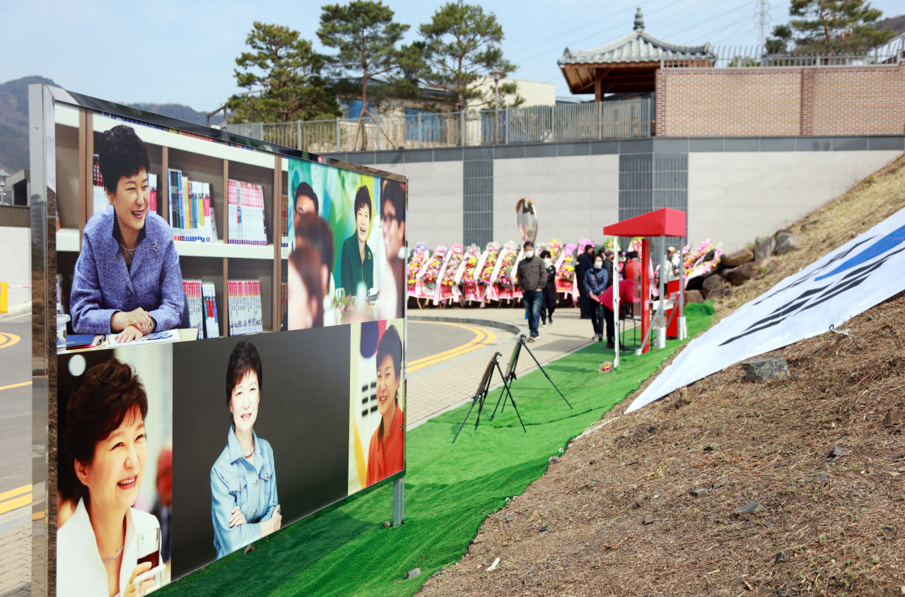 지난 22일 대구 달성군 유가읍 쌍계리 박근혜 전 대통령 사저 주변에 박 전 대통령의 지지자들이 입주를 환영하며 설치한 사진 등이 눈길을 끌고 있다. [연합]