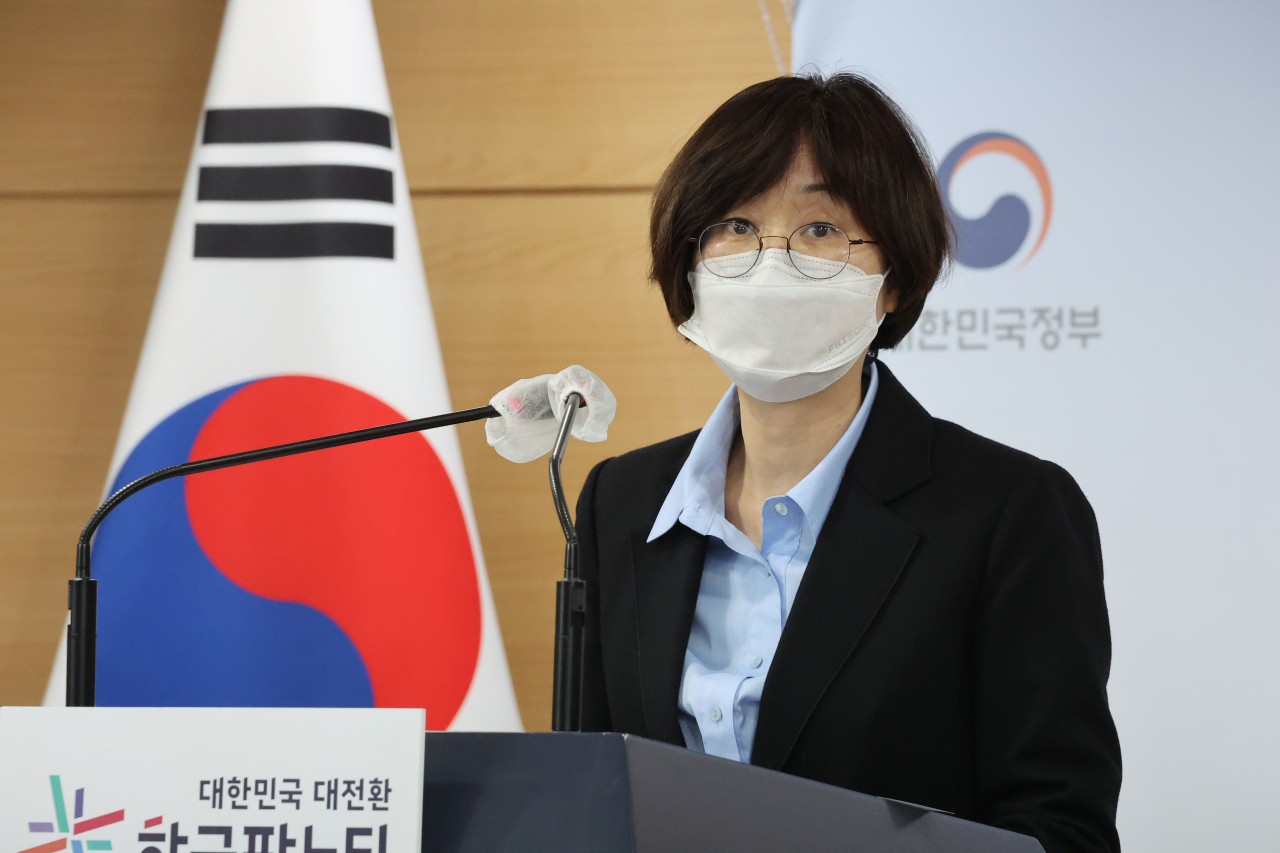최성지 여성가족부 권익증진국장이 23일 정부서울청사 브리핑실에서 ‘2020년 아동·청소년 대상 성범죄 발생 추세 및 동향 분석 결과’에 대한 사전 브리핑을 하고 있는 모습. [연합]