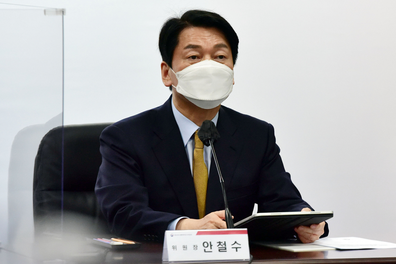 안철수 대통령직인수위원회 위원장이 지난 23일 서울 종로구 통의동 대통령직인수위원회에서 열린 제2차 코로나비상대응특위 회의에서 발언하고 있다. [연합]