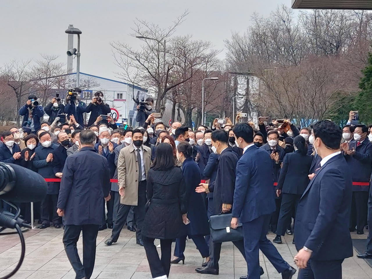 박근혜 전 대통령이 24일 서울 강남구 일원동 삼성서울병원에서 퇴원해 본관 출구 밖으로 나오고 있다. 김희량 기자