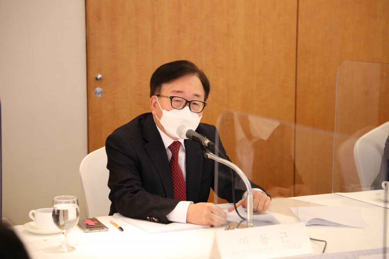 이동근 경총 상근부회장이 24일 서울 소공동 롯데호텔에서 열린 주요 기업 인사노무 담당 임원회의에서 인사말을 하고 있다. [경총 제공]