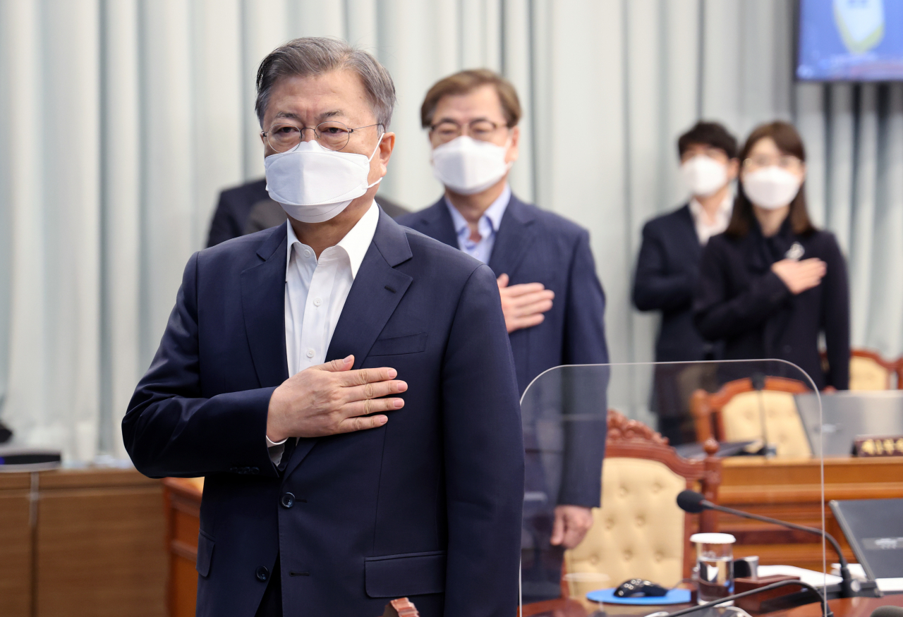 문재인 대통령이 22일 오전 청와대 여민관에서 열린 영상국무회의에서 국기에 경례를 하고 있다. [연합]