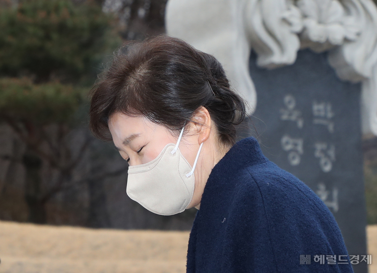 박근혜 전 대통령이 24일 오전 서울 동작구 국립서울현충원을 찾아 고 박정희 전 대통령 내외 묘역에 참배하고 있다. 이상섭 기자