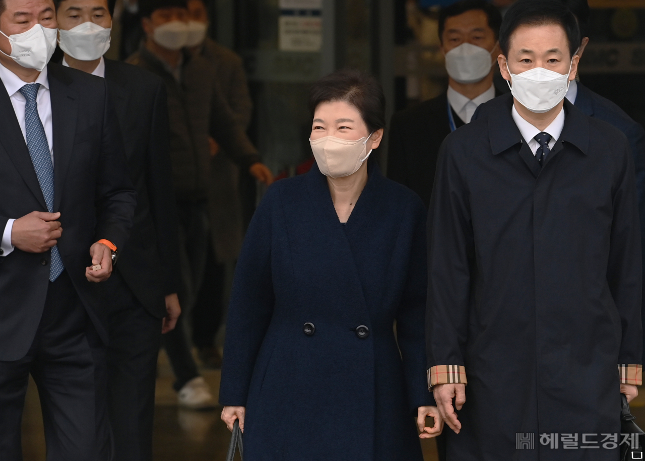 지난해 12월 특별사면을 받아 같은 달 31일 0시 석방된 후 서울 강남구 일원동 삼성서울병원에서 치료를 받아온 박근혜 전 대통령이 24일 퇴원하고 있다. 이상섭 기자