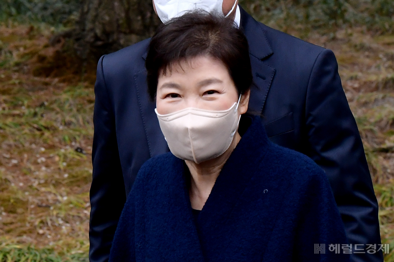 박근혜 전 대통령이 24일 오전 서울 동작구 동작동 국립서울현충원을 찾아 고 박정희 전 대통령 내외 묘역에 참배를 마치고 취재진들을 바라보며 인사하고 있다. 이상섭 기자