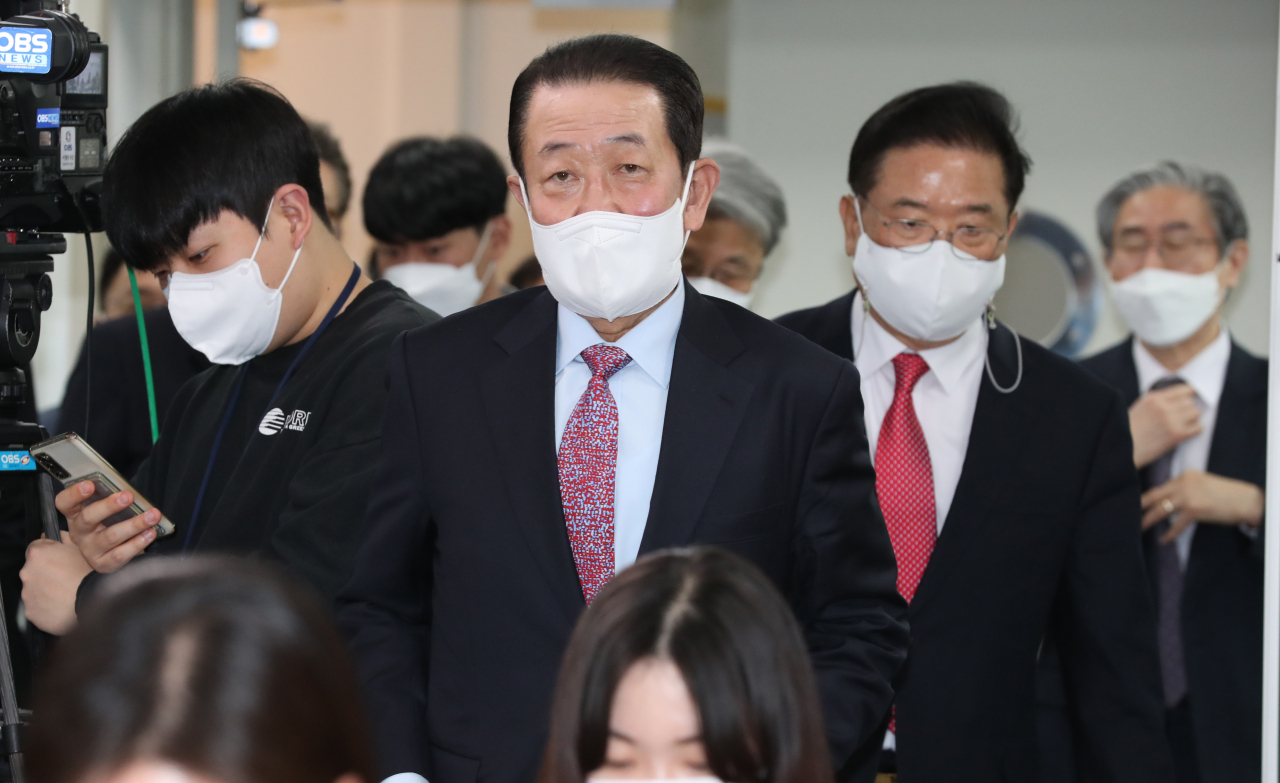 박주선 대통령취임식 준비위원회 위원장이 지난 23일 위원회 인선과 업무추진 현황에 대한 기자회견을 하기 위해 서울 종로구 삼청동 한국금융연수원 별관에 마련된 대통령직인수위원회 브리핑실에 들어서고 있다. [국회사진기자단]