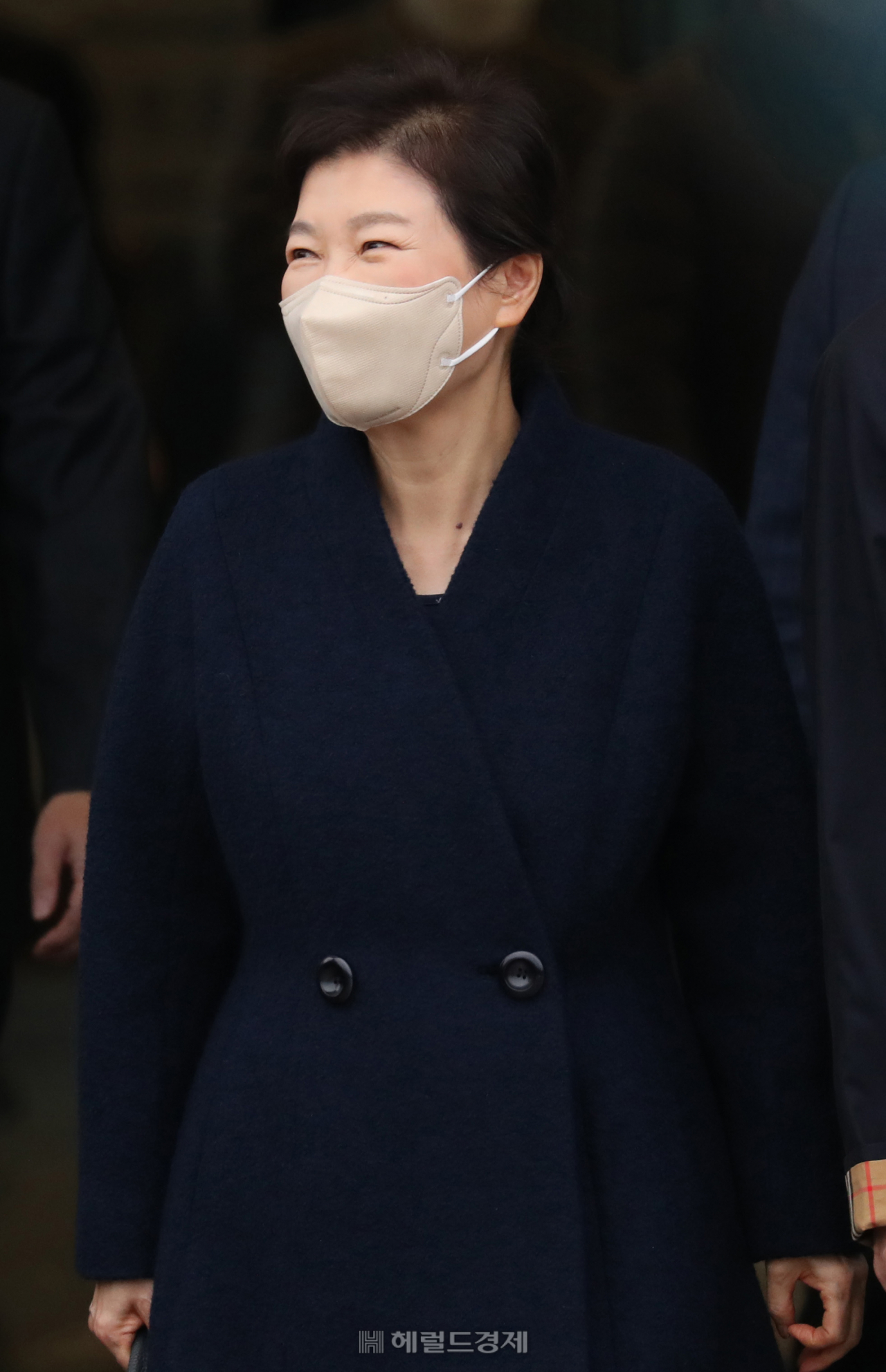 지난해 12월 특별사면을 받아 같은 달 31일 0시 석방된 후 삼성서울병원에서 치료를 받아온 박근혜 전 대통령이 24일 퇴원하고 있다. [이상섭 기자]