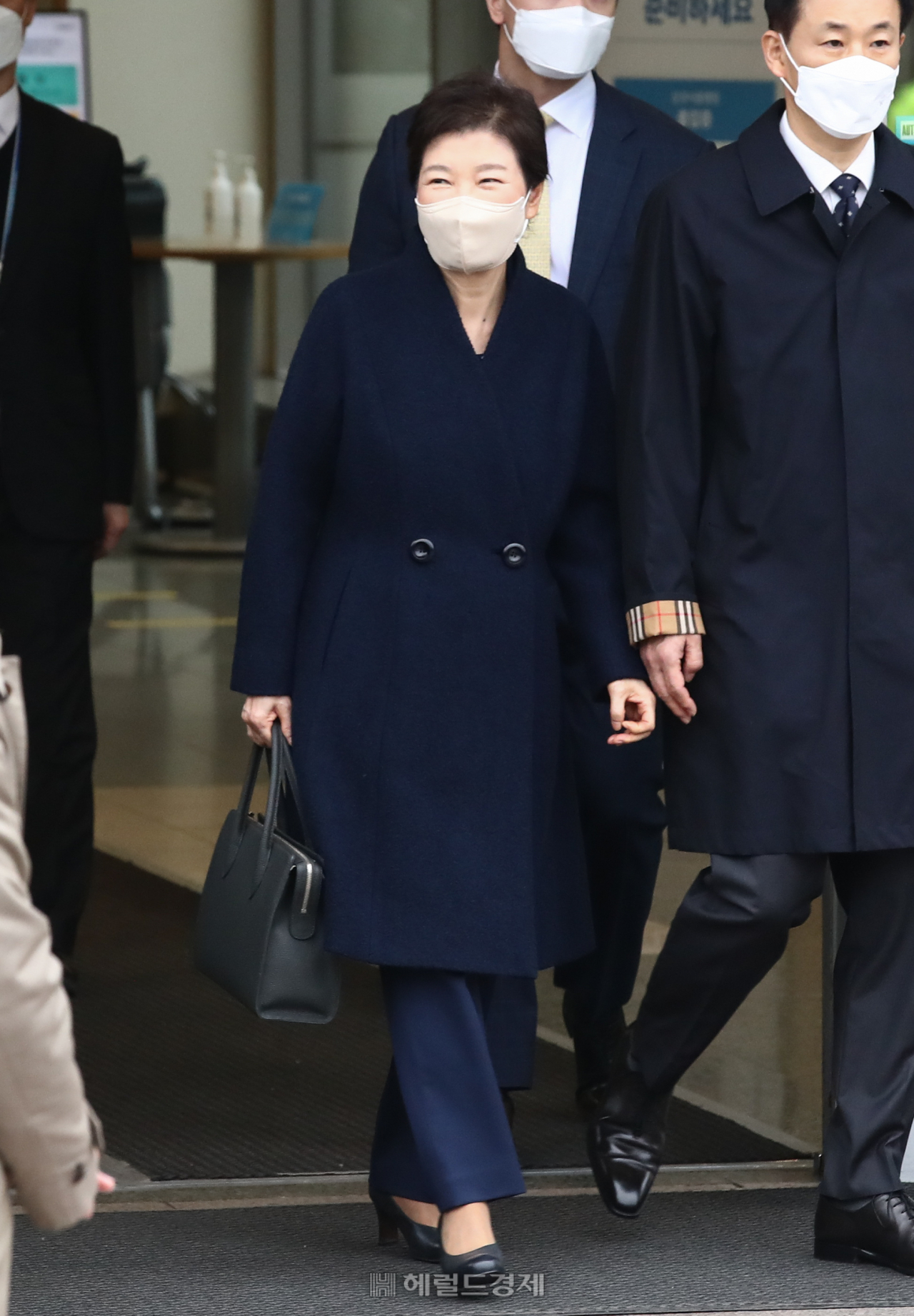지난해 12월 특별사면을 받아 같은 달 31일 0시 석방된 후 삼성서울병원에서 치료를 받아온 박근혜 전 대통령이 24일 퇴원하고 있다. [이상섭 기자]