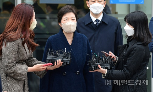 지난해 12월 말 특별사면 이후 입원 치료를 받아온 박근혜 전 대통령이 24일 서울 강남구 삼성서울병원에서 퇴원 후 병원을 나서며 취재진의 질문을 받고 있다. [이상섭 기자]