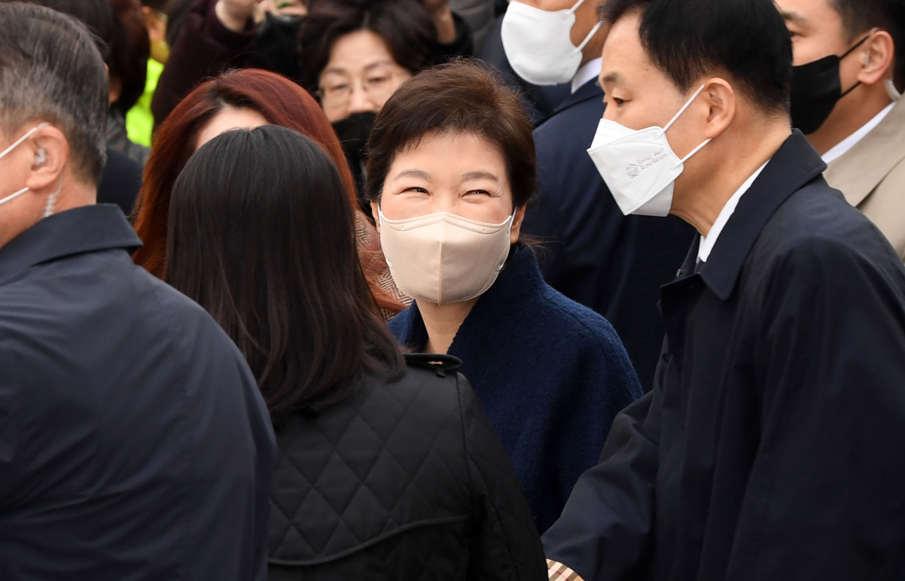 박근혜 전 대통령이 24일 오전 서울 일원동 삼성서울병원에서 퇴원하고 있다. [연합]