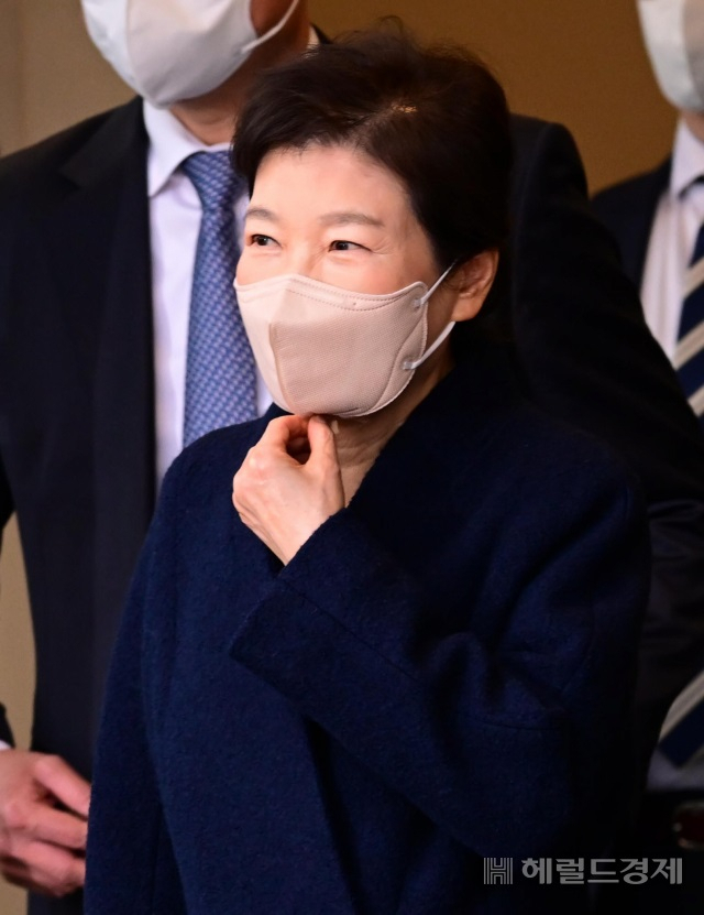 지난해 특별사면을 받은후 삼성서울병원에서 치료를 받아온 박근혜 전 대통령이 24일 서울 강남구 삼성서울병원에서 퇴원하고 있다. [이상섭 기자]