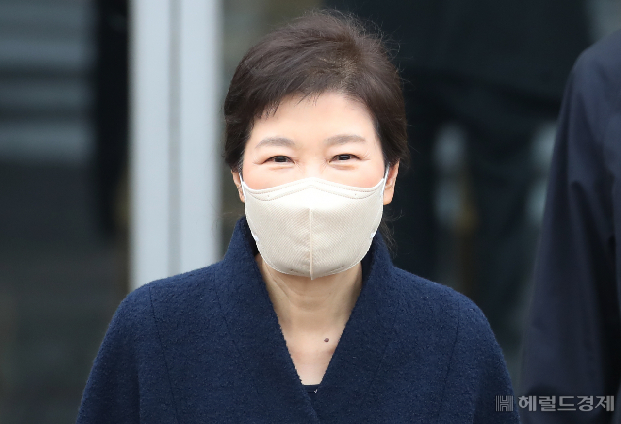 지난해 특별사면 이후 입원치료를 받아온 박근혜 전 대통령이 24일 서울 강남구 삼성서울병원에서 퇴원을 하고 있다. 이상섭 기자