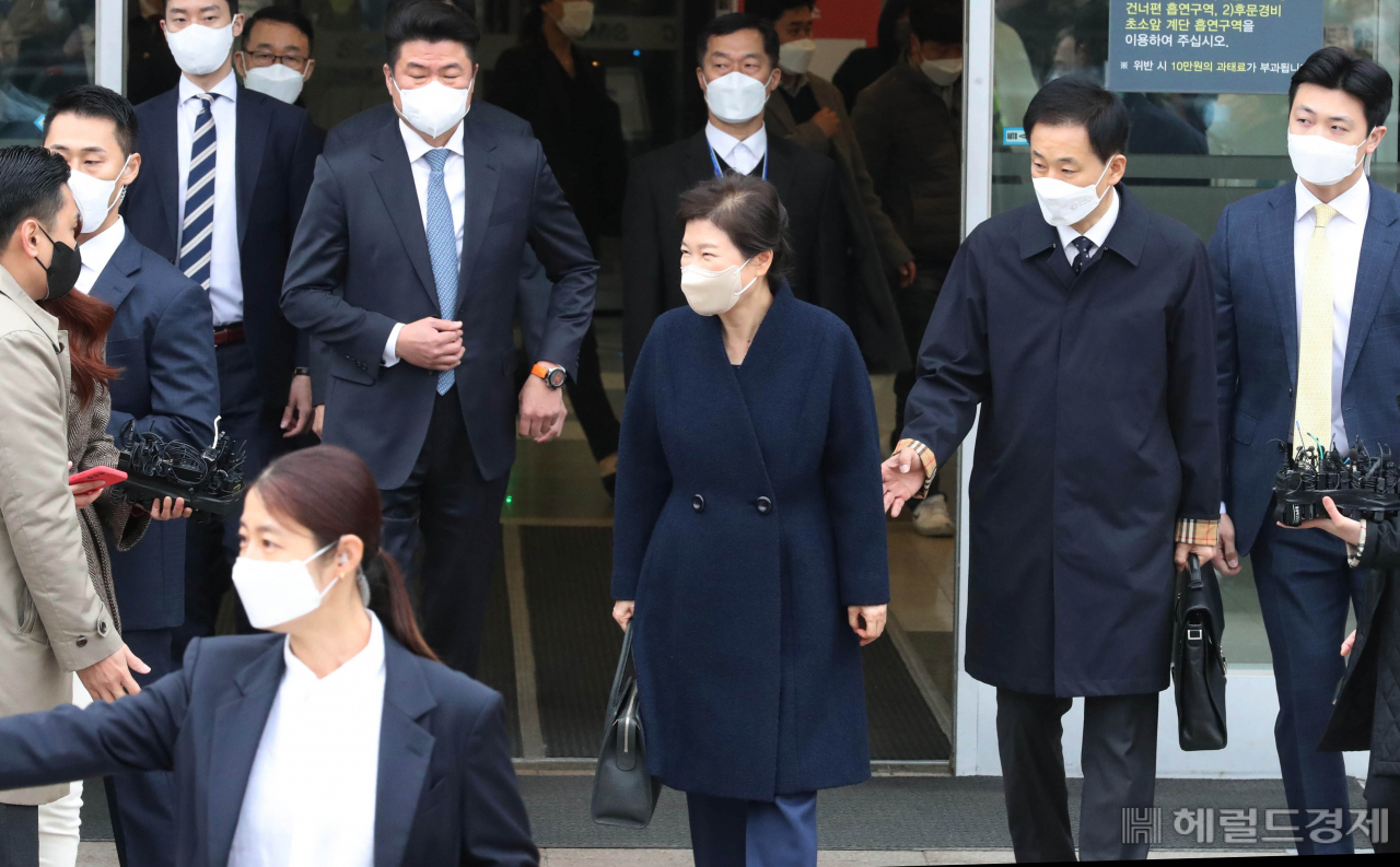 지난해 특별사면 이후 입원치료를 받아온 박근혜 전 대통령이 24일 서울 강남구 삼성서울병원에서 퇴원하고 있다. 이상섭 기자