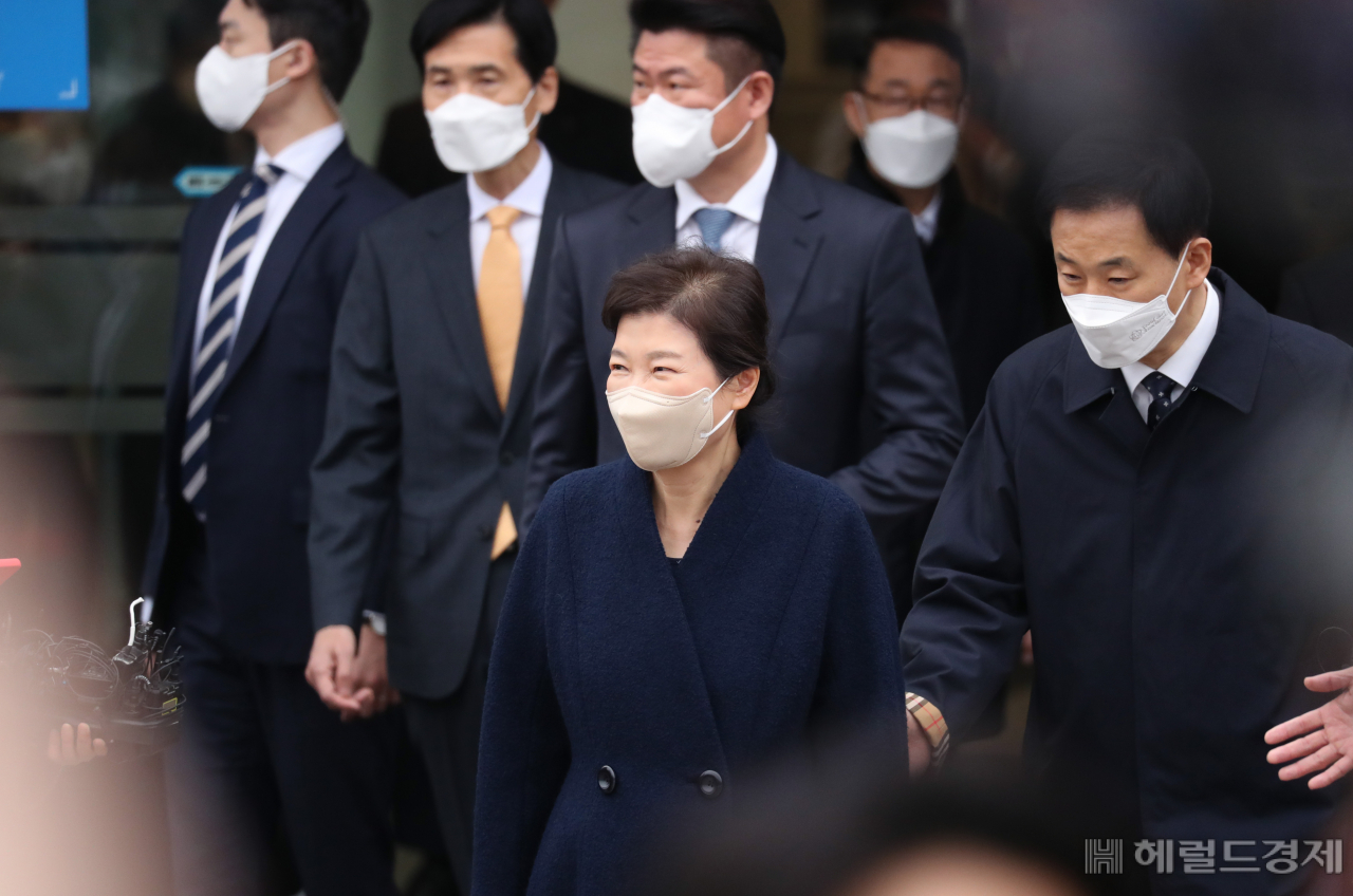 지난해 특별사면 이후 입원치료를 받아온 박근혜 전 대통령이 24일 서울 강남구 삼성서울병원에서 퇴원하고 있다. 이상섭 기자