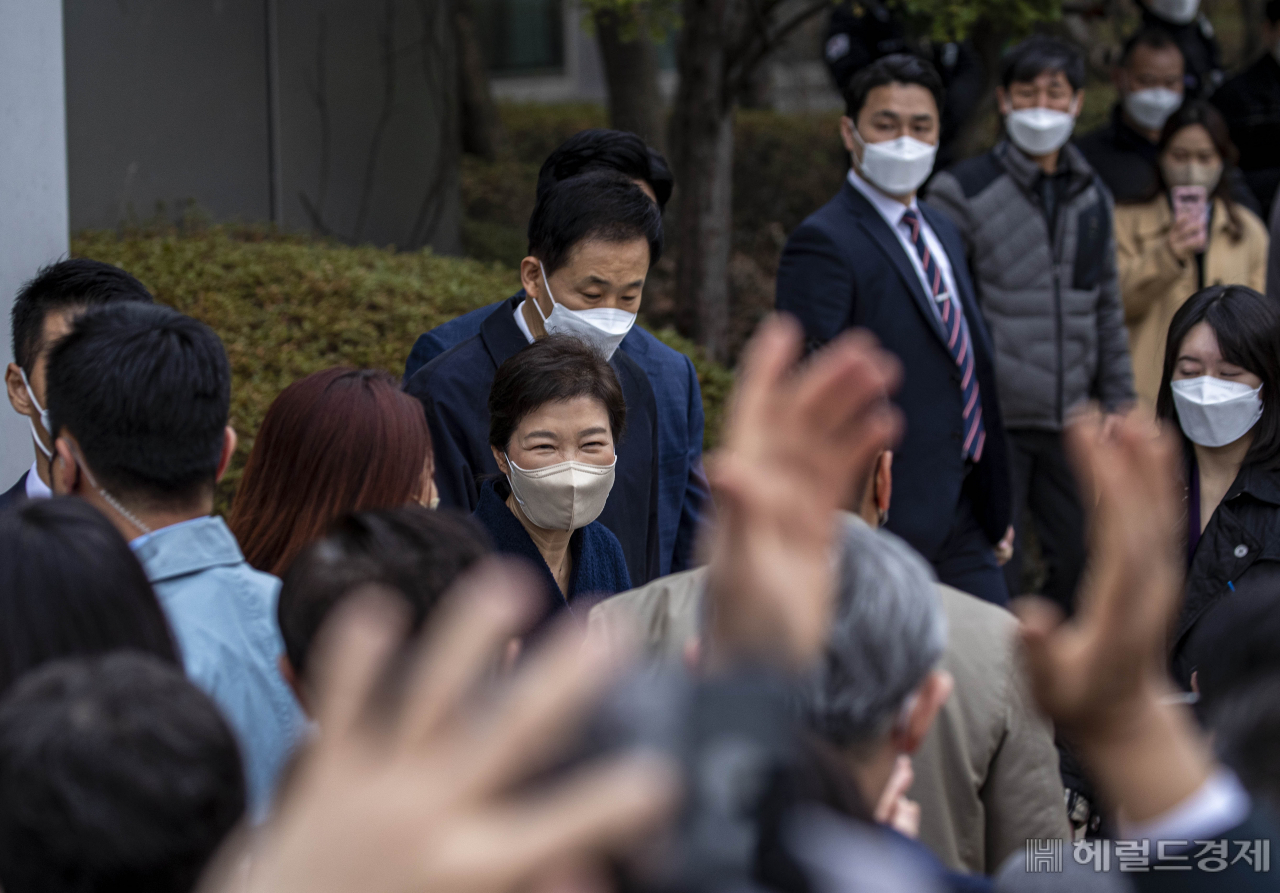 지난해 특별사면 이후 입원치료를 받아온 박근혜 전 대통령이 24일 서울 강남구 삼성서울병원에서 퇴원하고 있다. 이상섭 기자