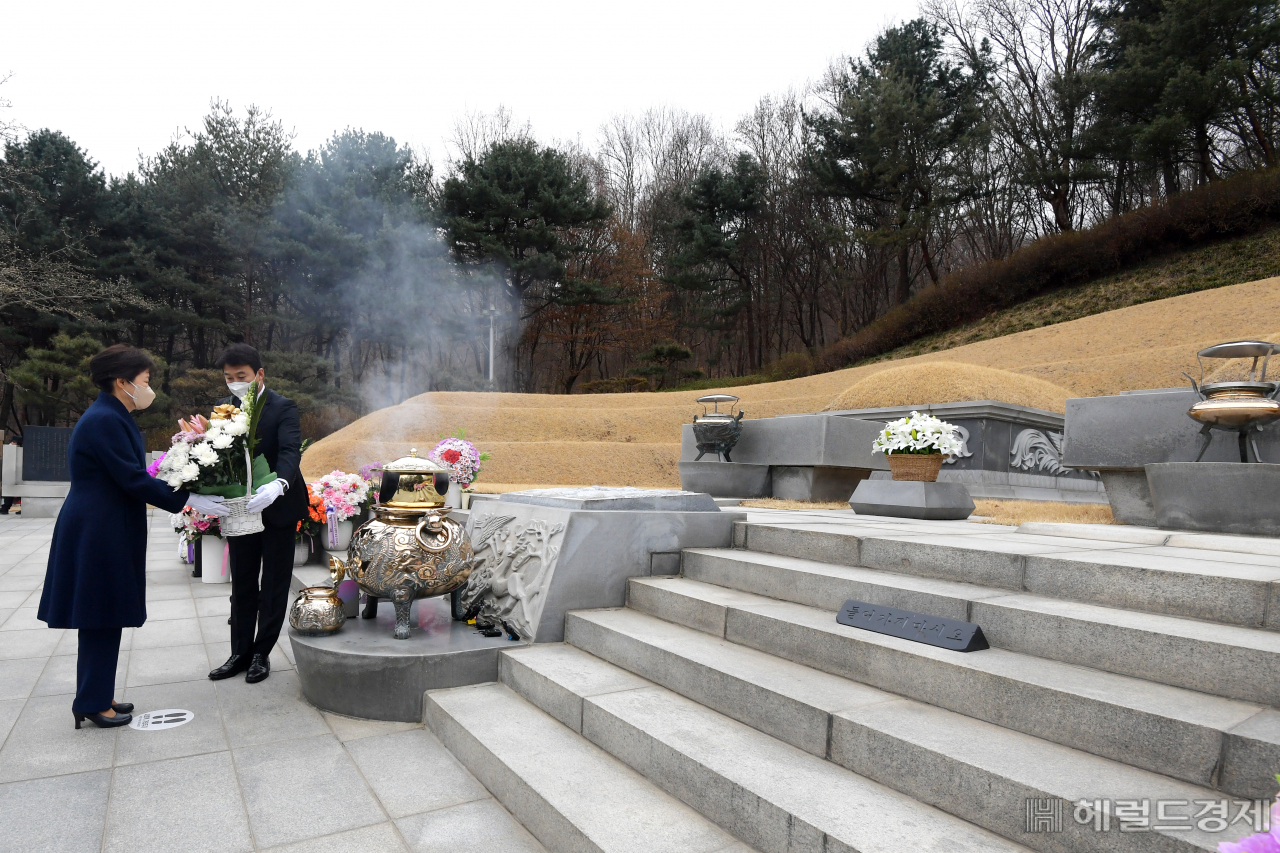 박근혜 전 대통령이 24일 오전 서울 동작구 국립서울현충원을 찾아 고 박정희 전 대통령 내외 묘역에 헌화하고 있다. 이상섭 기자