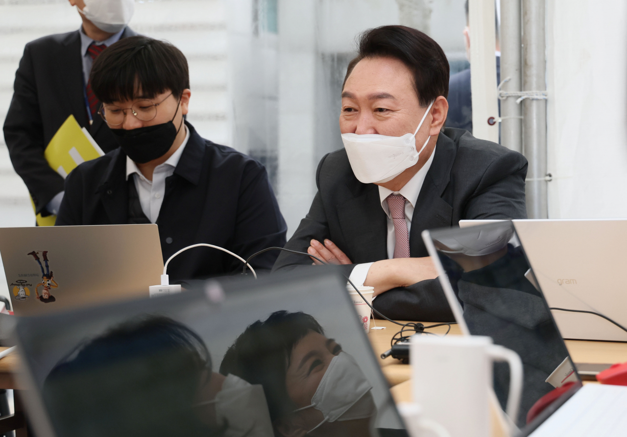 윤석열 대통령 당선인이 지난 23일 오전 서울 종로구 통의동 집무실 앞에 설치된 프레스다방을 찾아 차를 마시며 취재진과 대화하고 있다. [연합]