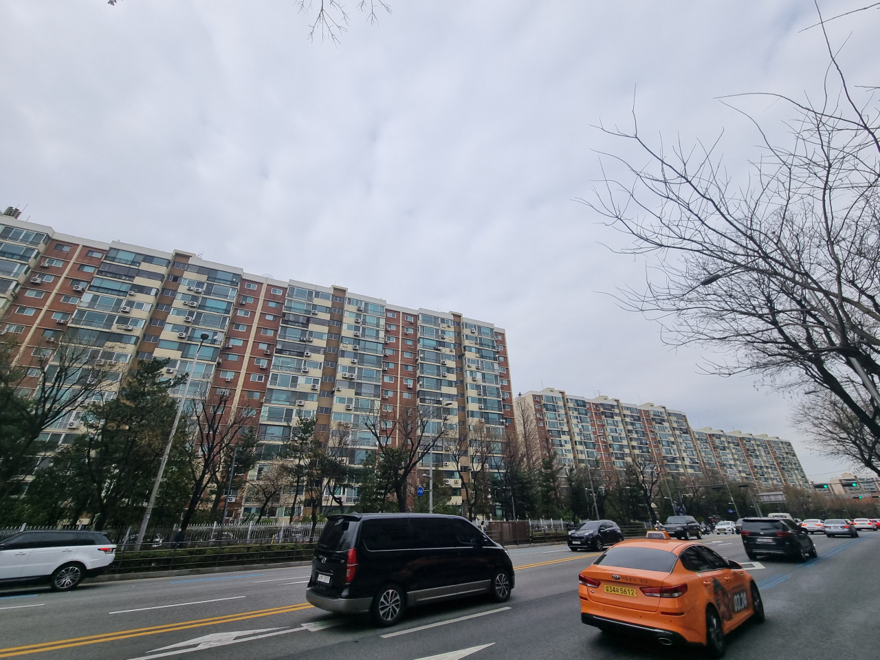 서울 강남구 압구정동 현대아파트 전경. 공동주택 공시가격이 공개된 지난 23일 인근 공인중개사들은 “있던 급매도 사라졌다”라고 전했다. 유오상 기자