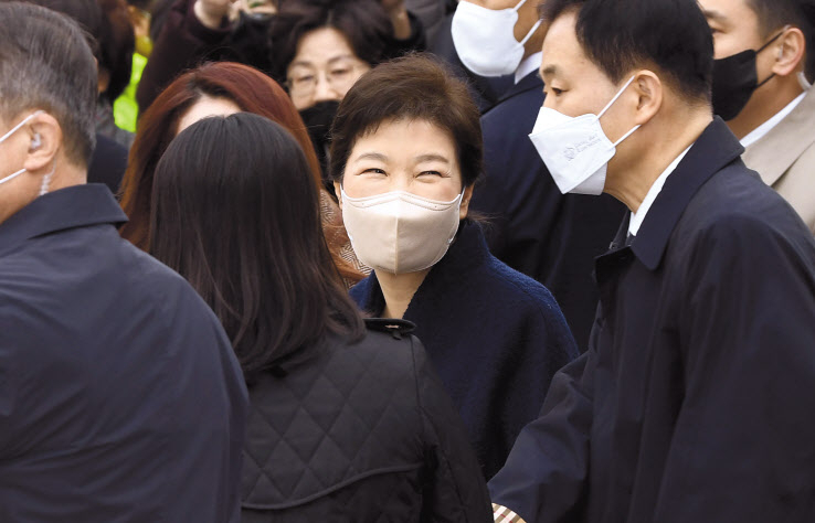 박근혜 전 대통령은 지지자들에게 활짝 웃음을 보냈고, 신구권력이 충돌하고 있는 정국은 한층 더 복잡한 변수를 안게 됐다. 24일 삼성서울병원 앞엔 이른 아침부터 수십명의 지지자가 모여들었고, 오전 8시32분께 남색 코트 차림에 올림머리를 한 채 병원문을 나선 박 전대통령은 오랜만에 웃음을 보이며 취재진에게 대국민 인사말을 전했다. 5년 만에 처음 공식석상에 모습을 드러낸 박 전 대통령은 퇴원 후 곧바로 국립서울현충원을 찾아 부친인 고(故) 박정희 전 대통령묘역을 참배한 뒤 대구 달성군에 마련된 사저를 향해 출발했다. 이상섭 기자