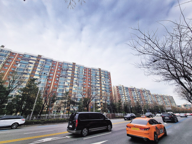 서울 강남구 압구정동 현대아파트 전경. 공동주택 공시가격이 공개된 지난 23일 인근 공인중개사들은 “있던 급매도 사라졌다”라고 전했다.