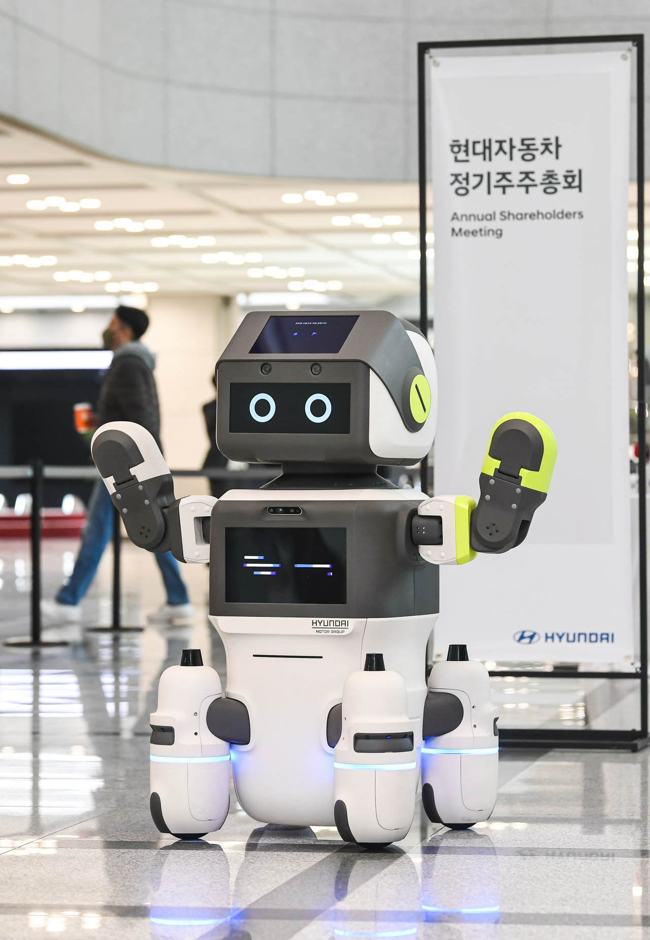 현대차가 개발한 로봇 ‘달이(DAL-e)’가 24일 서울 서초구 현대차 양재 사옥에서 주주들을 반기고 있다. [현대차 제공]
