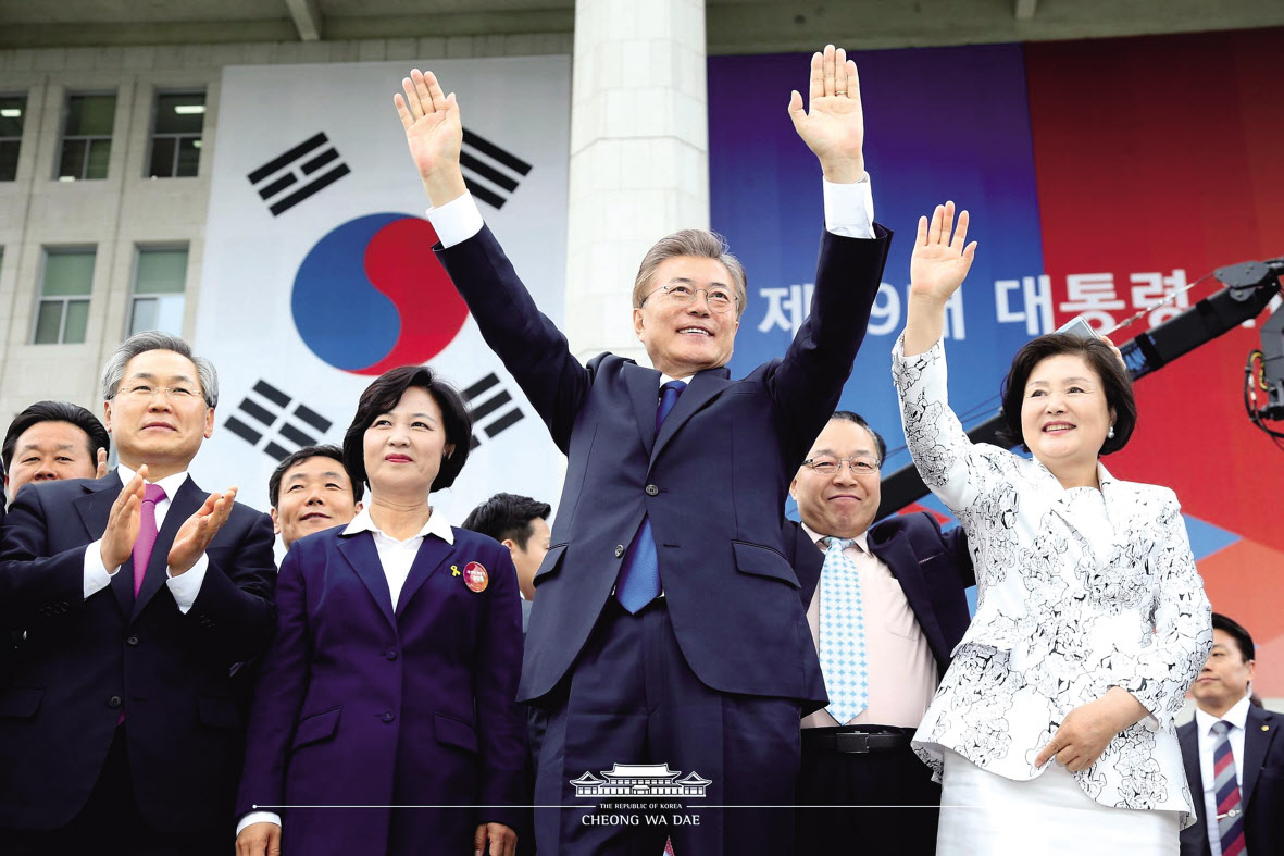 문재인 대통령과 부인 김정숙 여사가 2017년 5월10일 여의도 국회의사당 로텐더 홀에서 열린 제19대 대통령 취임식에 참석했다. [대통령기록관]