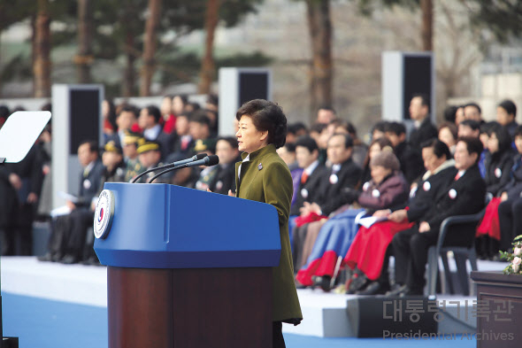 박근혜 전 대통령이 2013년 2월 25일 여의도 국회의사당 광장에서 열린 제18대 대통령 취임식에서 취임사를 낭독하고 있다. [대통령기록관]