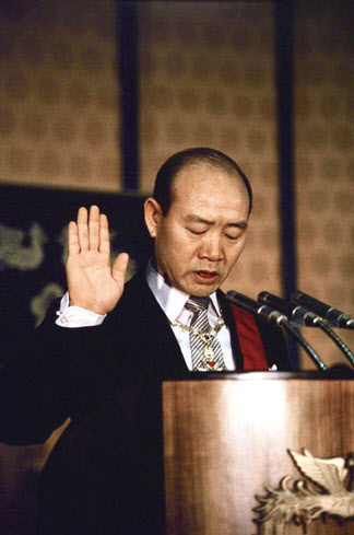 전두환 전 대통령이 1980년 9월 1일 잠실실내체육관에서 열린 제11대 대통령 취임식에서 취임 선서를 하고 있다. [대통령기록관]