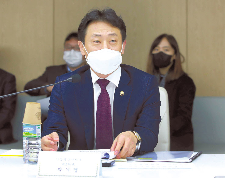 박기영 산업통상자원부 2차관이 16일 서울 중구 대한상공회의소에서 ‘에너지 공기업 탄소중립 간담회’를 주재하고 있다. [산업통상자원부 제공]