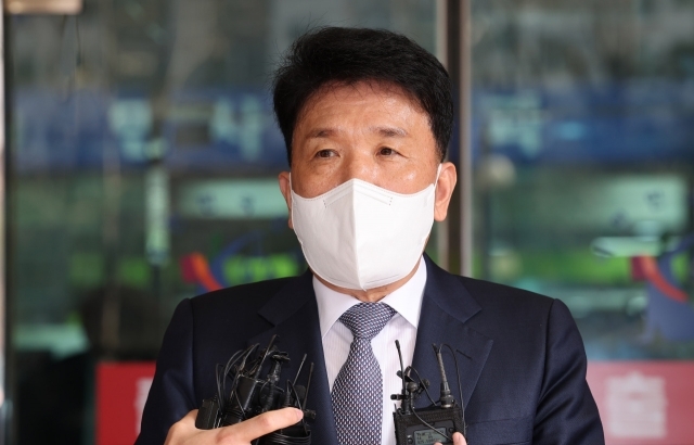 Hana Financial Group Vice Chairman and chairman-nominee Ham Young-joo attends a hearing at the Seoul Western District Court on March 11. (Yonhap)