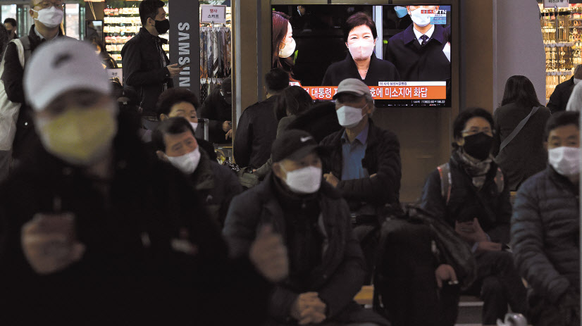 문재인 정부와 윤석열 대통령 당선인측 사이에 충돌 국면이 계속되고 있는 가운데, 박근혜 전 대통령령이 다시 한번 정치권의 화제 중심에 섰다. 박 전 대통령이 24일 오전 삼성서울병원에서 퇴원하며 병원문을 나서는 장면은 주요 방송국에서 생중계 됐다. 박 전 대통령이 공식석상에서 직접 발언을 한 것은 5년만이다. 이날 오전 서울역을 이용하는 시민들이 대합실에서 박 전 대통령의 퇴원 및 인터뷰 장면을 지켜 보고 있다. 박해묵 기자