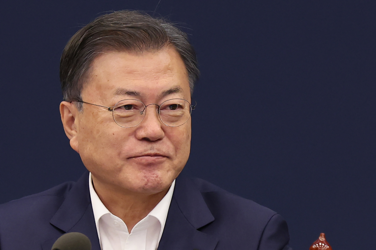 문재인 대통령이 14일 오후 청와대 여민관에서 열린 수석·보좌관회의에서 발언을 하고 있다. [연합]