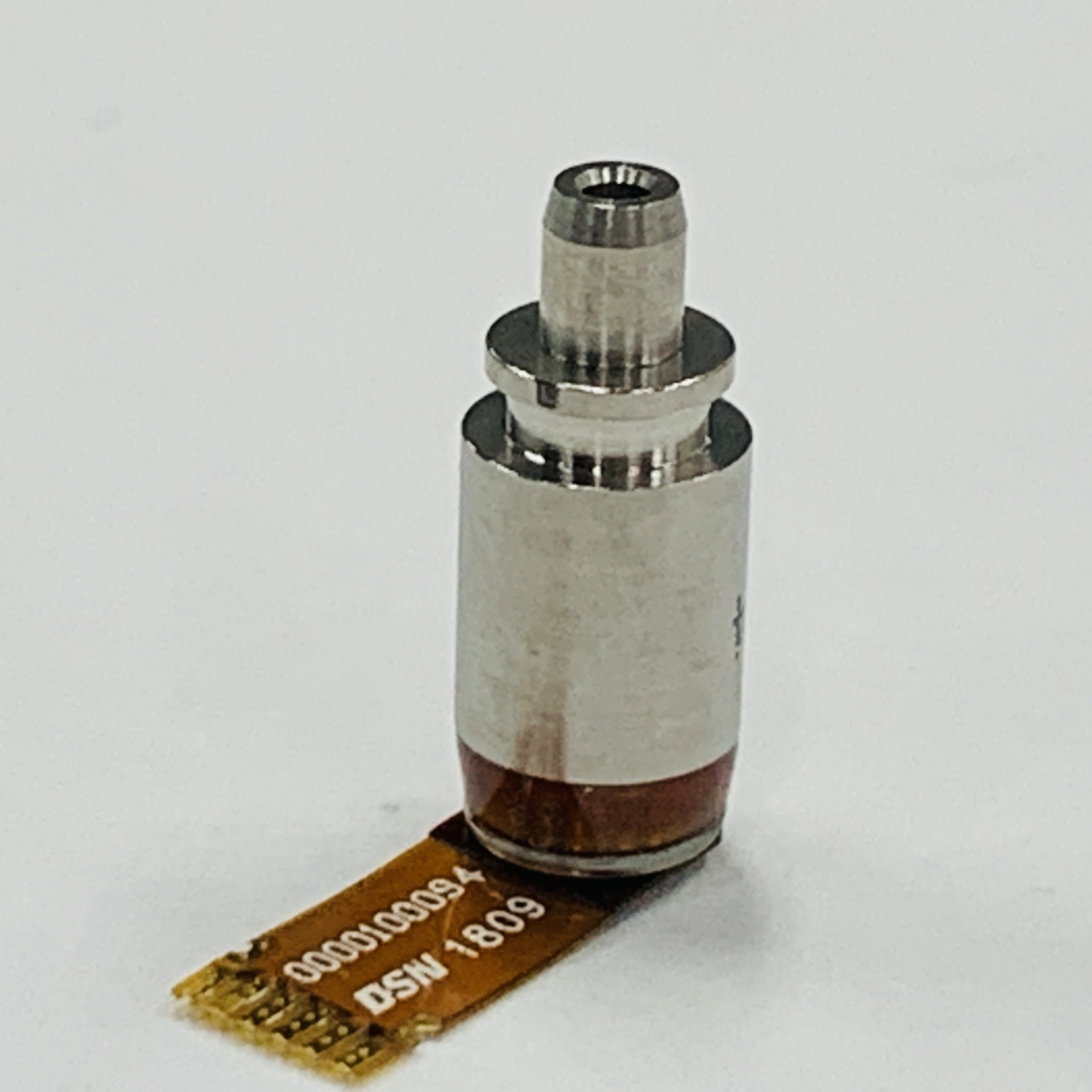 25Gbps APD 소자 본체가 탑재된 패키징 형태. 원통형 상단에서 광섬유로부터 빛을 수신하고 내부에서 전기신호로 전환,하단 연결부를 통해 케이블로 연결된다.[한국원자력연구원 제공]