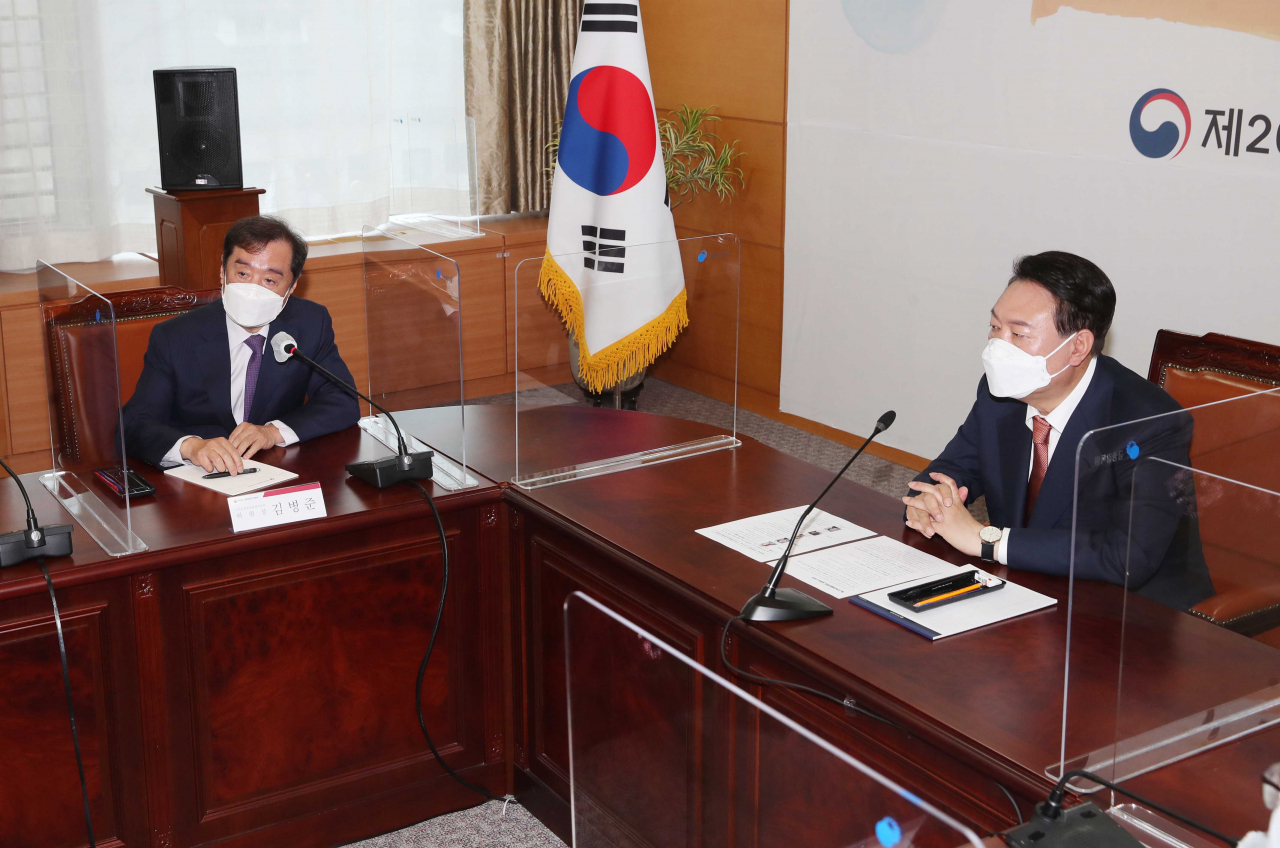윤석열 대통령 당선인이 24일 서울 종로 통의동 인수위에서 열린 지역균형발전특별위원회 임명장 수여식을 마친 뒤 인사말을 하고 있다. 왼쪽은 김병준 위원장. [국회사진기자단]