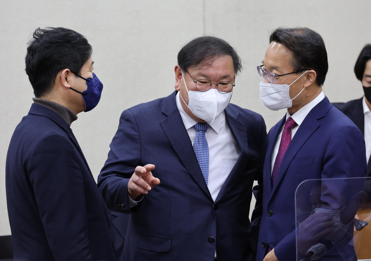 김태년 정치개혁특별위원회 위원장(가운데)이 24일 국회에서 열린 정치개혁특별위원회 전체회의에서 조해진 야당 간사(오른쪽), 김영배 여당 간사(왼쪽)와 이야기를 나누고 있다. [연합]