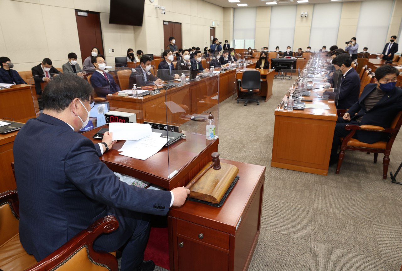 김태년 정치개혁특별위원회 위원장이 24일 국회에서 열린 정치개혁특별위원회 전체회의에서 의사봉을 두드리고 있다. [연합]
