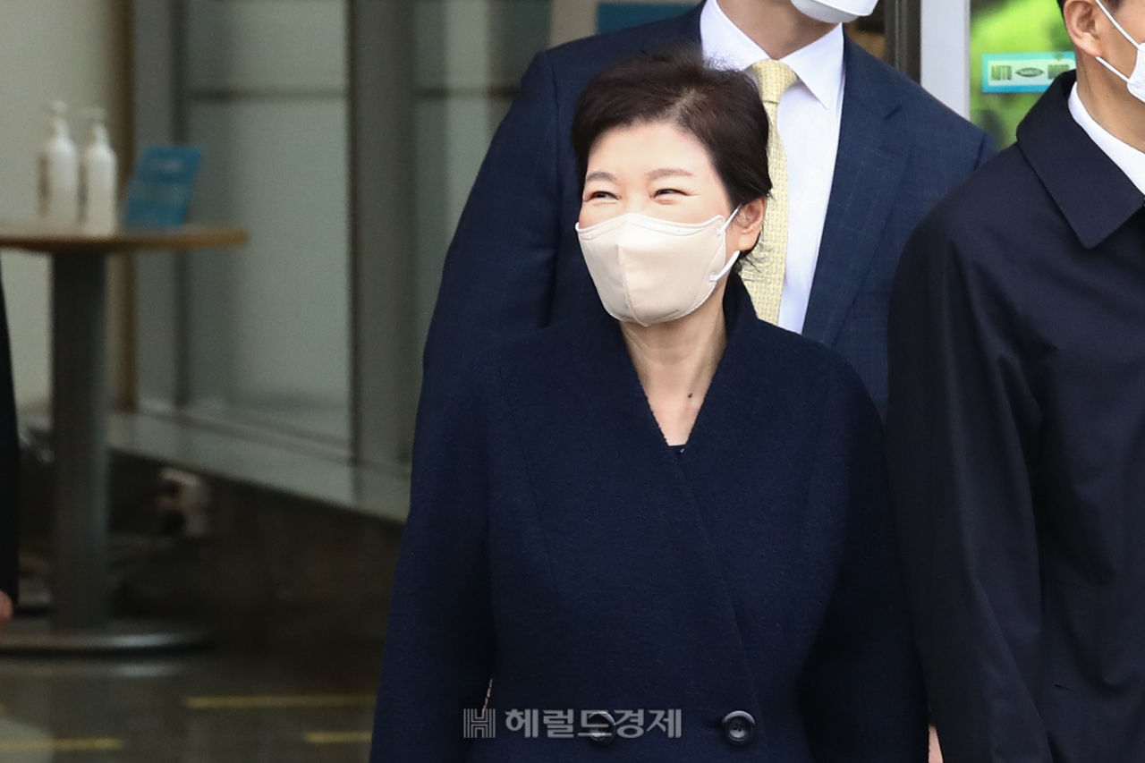 지난해 특별사면으로 석방된 후 삼성서울병원에서 치료를 받아온 박근혜 전 대통령이 24일 퇴원하고 있다. [이상섭 기자]
