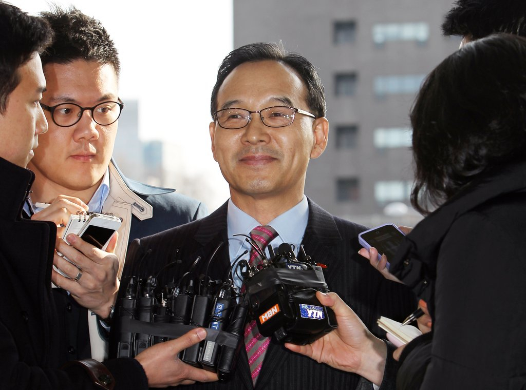 선종구 당시 하이마트 회장이 지난 2012년 3월 19일 서울 대검찰청으로 소환돼 청사로 들어서기 전 기자들의 질문을 받고 있다. [연합]