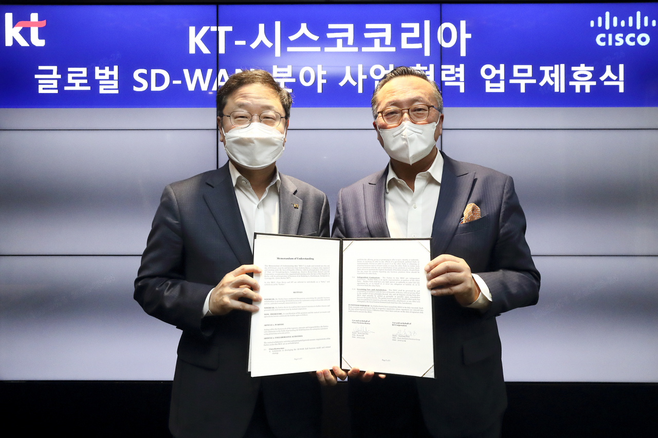 24일 오전 서울 송파구 KT 송파빌딩에서 진행된 업무제휴식에서 신수정 KT 엔터프라이즈 부문장(왼쪽)과 조범구 시스코코리아 대표가 업무협약 체결 후 기념 사진 촬영을 하고 있다.[KT 제공]